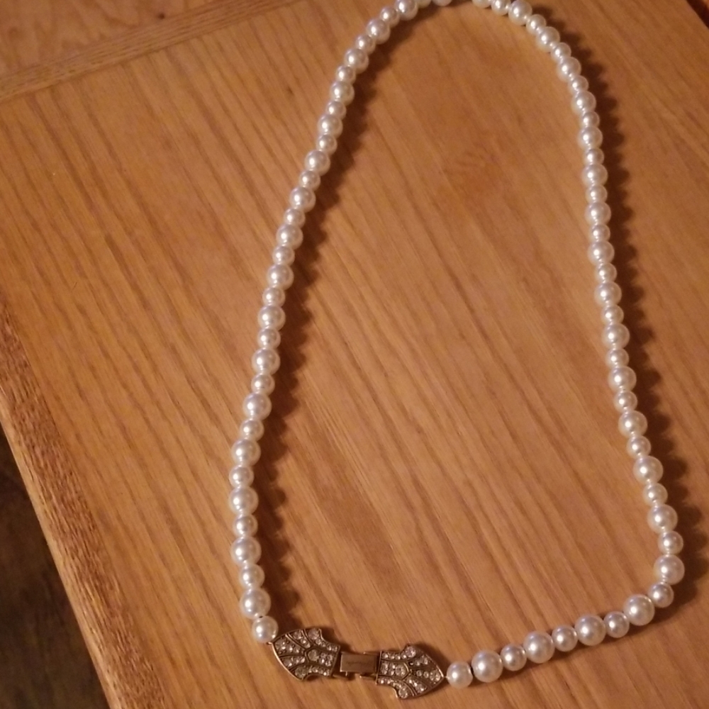 Brindy: pearl necklace